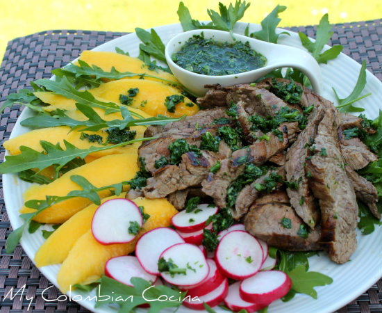 Ensalada de Carne con Mango Biche y Chimichurri