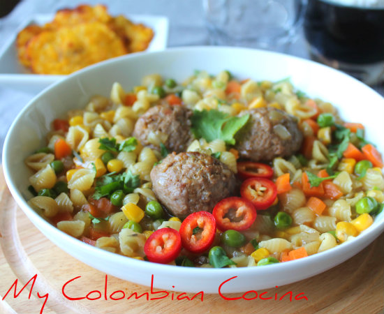 Sopa de Pasta con Albóndigas